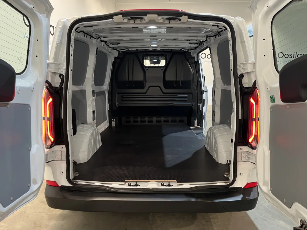 320 L1H1 Trend 65 kWh / 100% Elektrisch !! / Airco / Cruise Control / CarPlay / Camera / LED / 9.650 KM !!