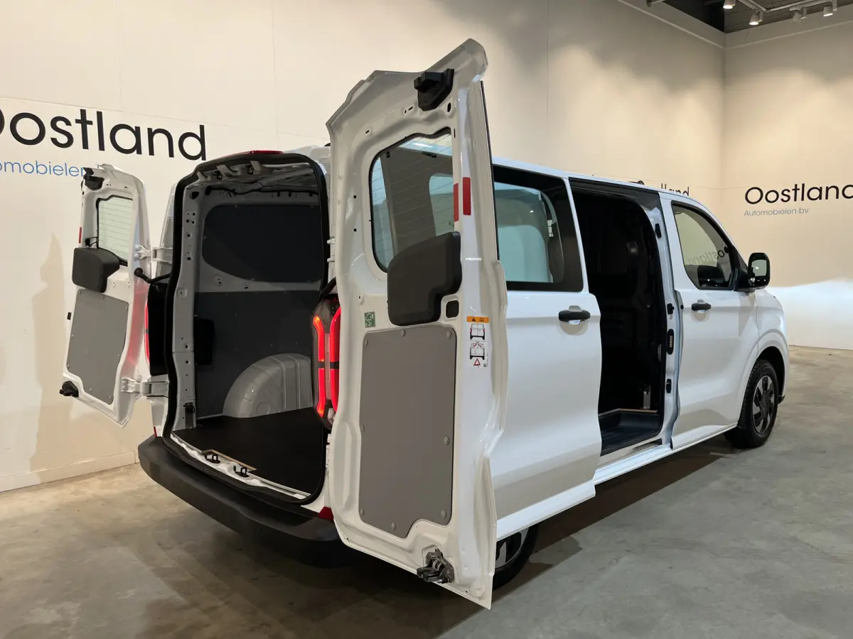 320 L1H1 Trend 65 kWh / 100% Elektrisch !! / Airco / Cruise Control / CarPlay / Camera / LED / 9.650 KM !!