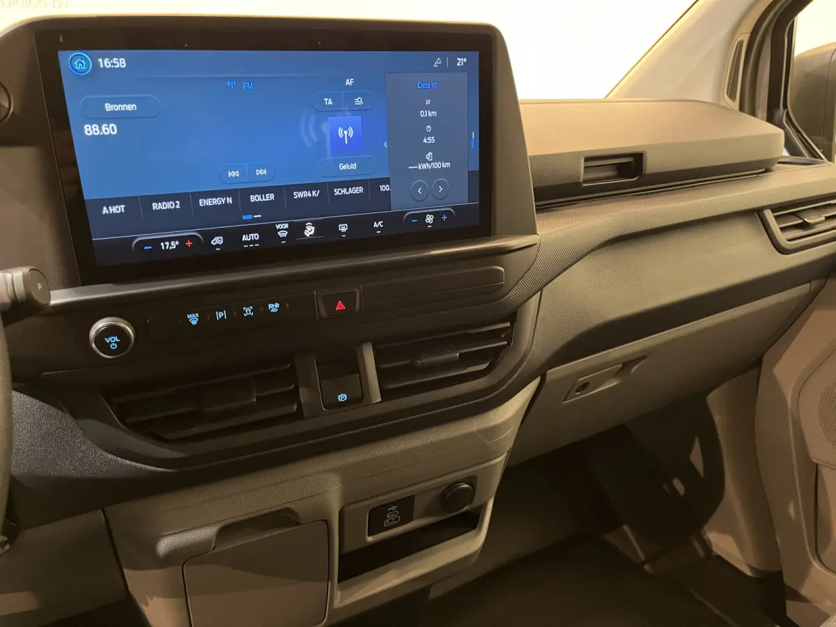320 L1H1 Trend 65 kWh / 100% Elektrisch !! / Airco / Cruise Control / CarPlay / Camera / LED / 9.650 KM !!