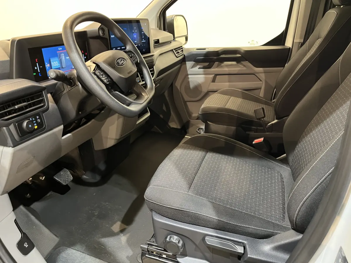 320 L1H1 Trend 65 kWh / 100% Elektrisch !! / Airco / Cruise Control / CarPlay / Camera / LED / 9.650 KM !!