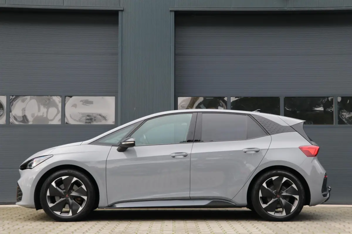 Adrenaline|82 kWh| AdaptiveCruise Trekhaak PrivacyGlass AppleCarplay ParkAssist LaneAssist Premium-Uitrusting 72000KM BJ2023