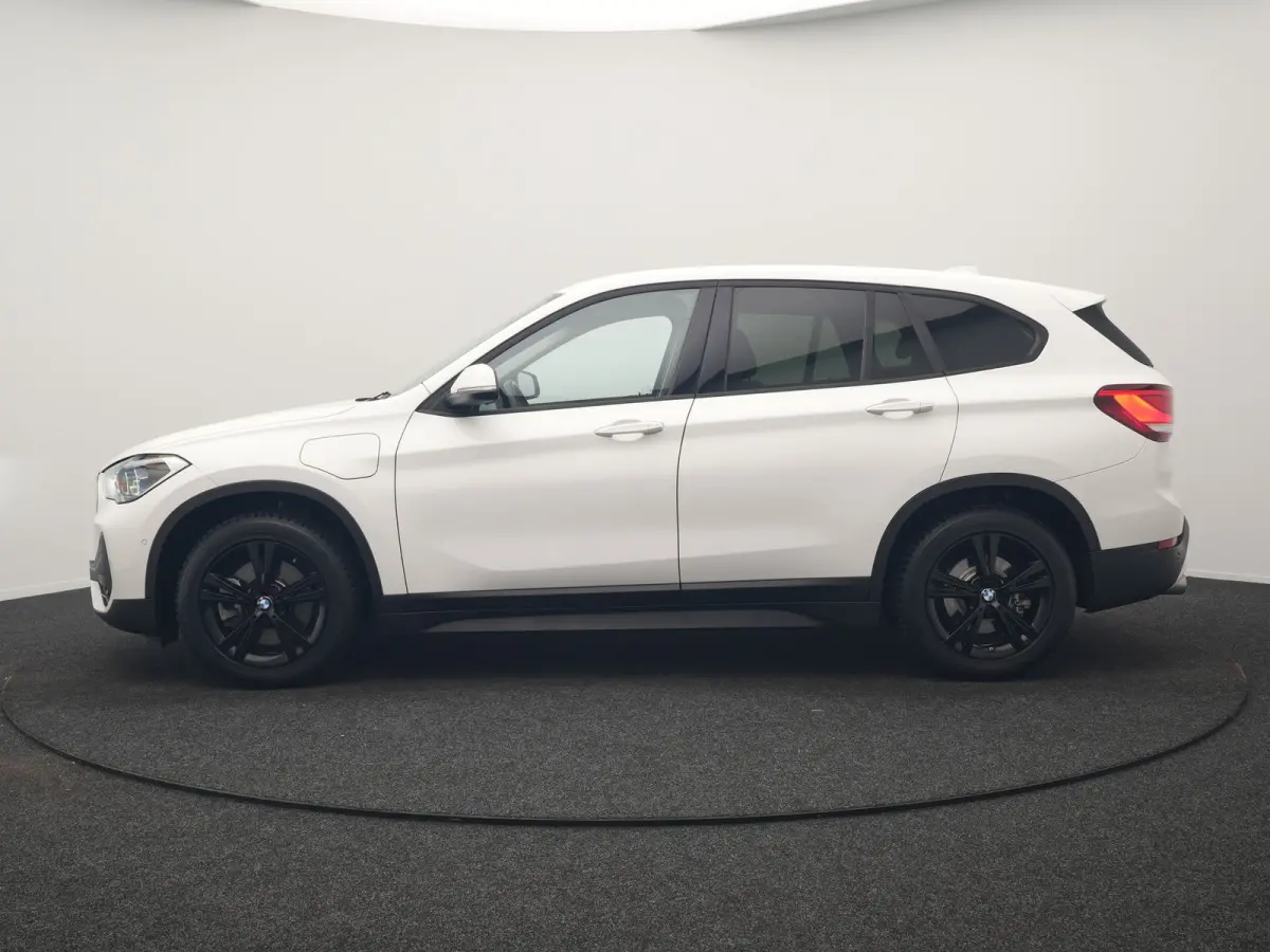 xDrive25e PHEV 221pk Dealer O.H. | Adaptive Cruise | Head Up | Camera | Harman / Kardon | Stoelen Memory & Verwarmd | Navigatie | DAB | Plug In Hybrid |