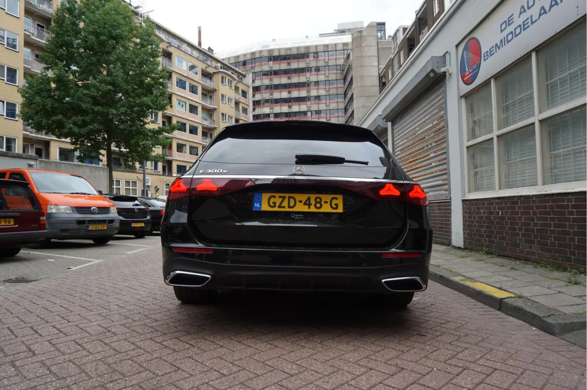 300 e AMG Line Premium Plus Airmatic | Hyperscreen | Trekhaak | Pano | Adaptive + Lane | Memory Stoelmassage + Koeling + Verwarming | NL auto |