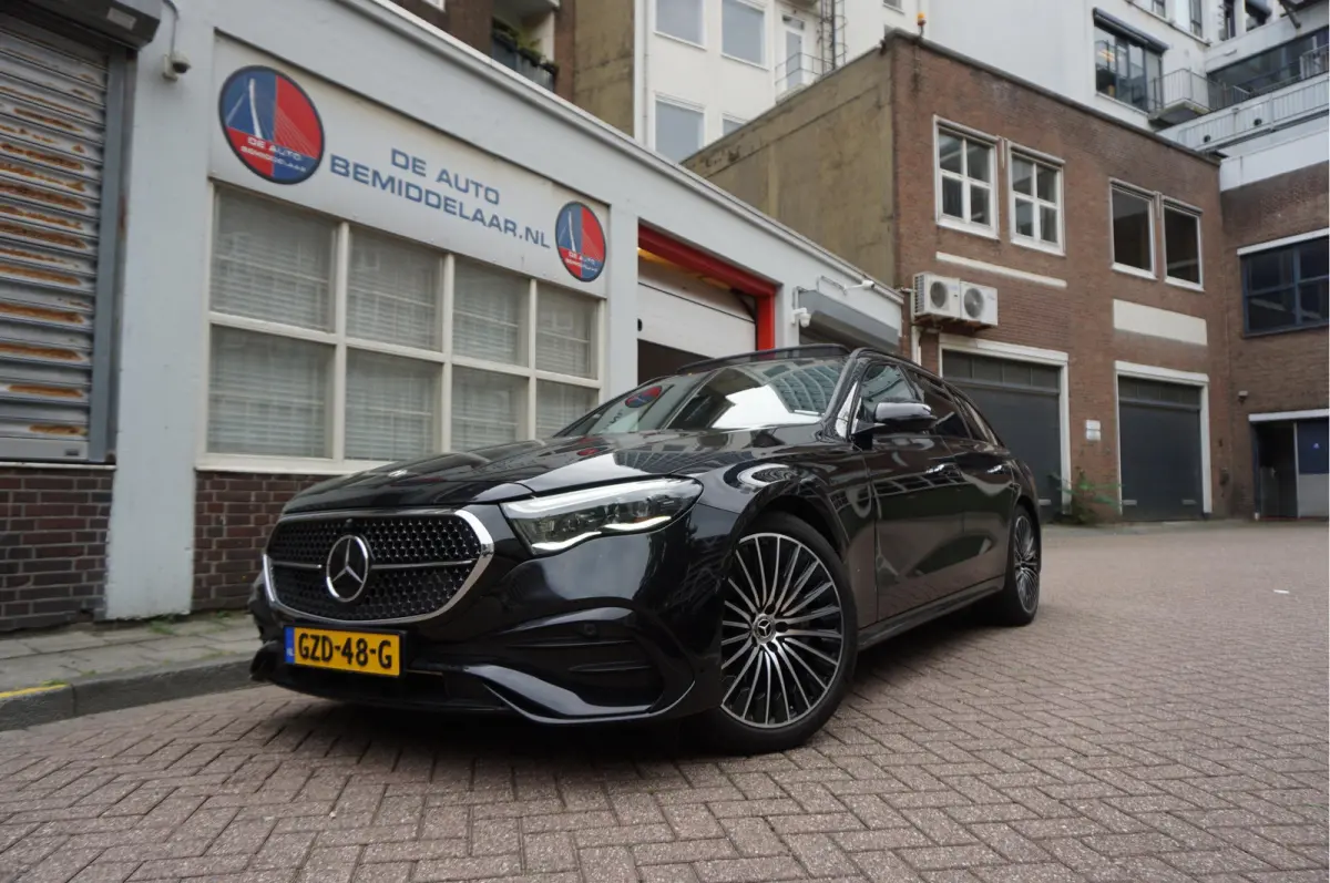 300 e AMG Line Premium Plus Airmatic | Hyperscreen | Trekhaak | Pano | Adaptive + Lane | Memory Stoelmassage + Koeling + Verwarming | NL auto |