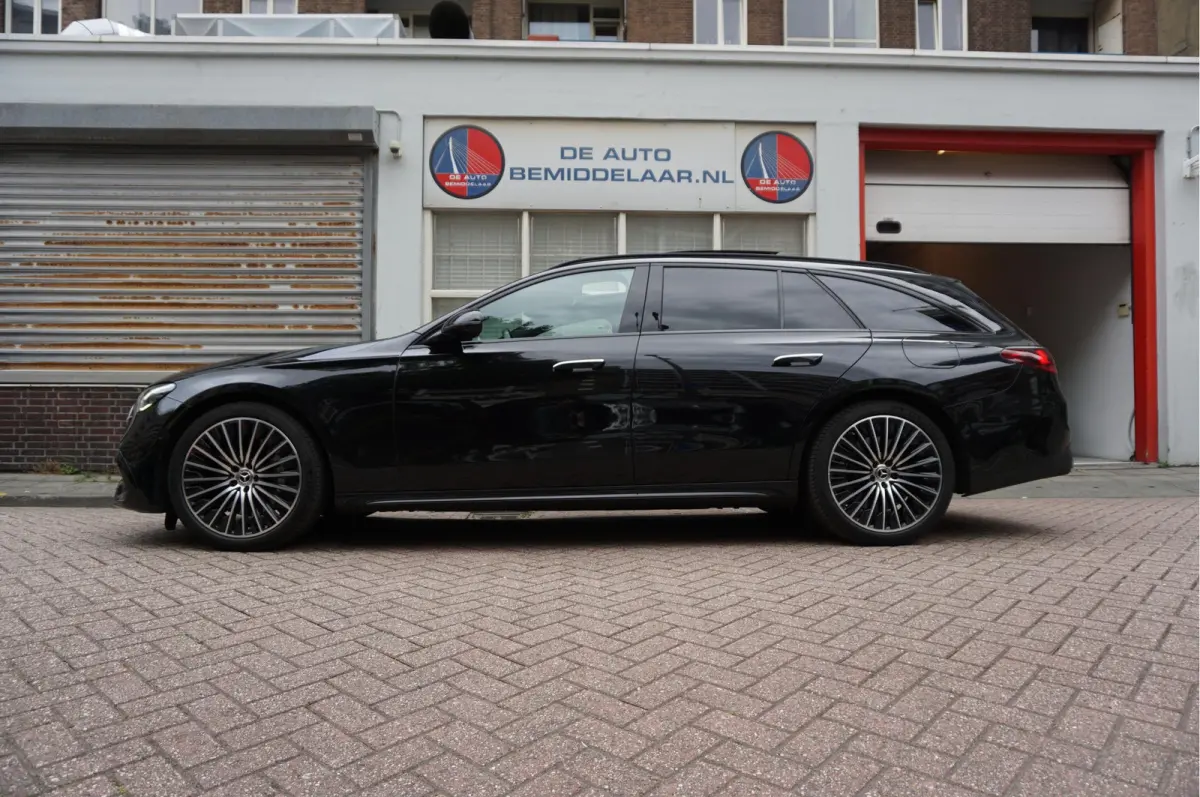 300 e AMG Line Premium Plus Airmatic | Hyperscreen | Trekhaak | Pano | Adaptive + Lane | Memory Stoelmassage + Koeling + Verwarming | NL auto |