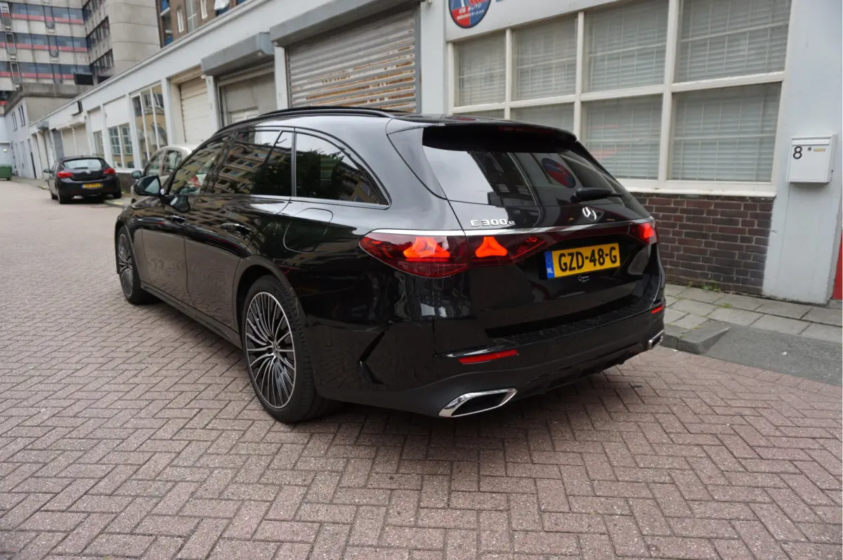 300 e AMG Line Premium Plus Airmatic | Hyperscreen | Trekhaak | Pano | Adaptive + Lane | Memory Stoelmassage + Koeling + Verwarming | NL auto |