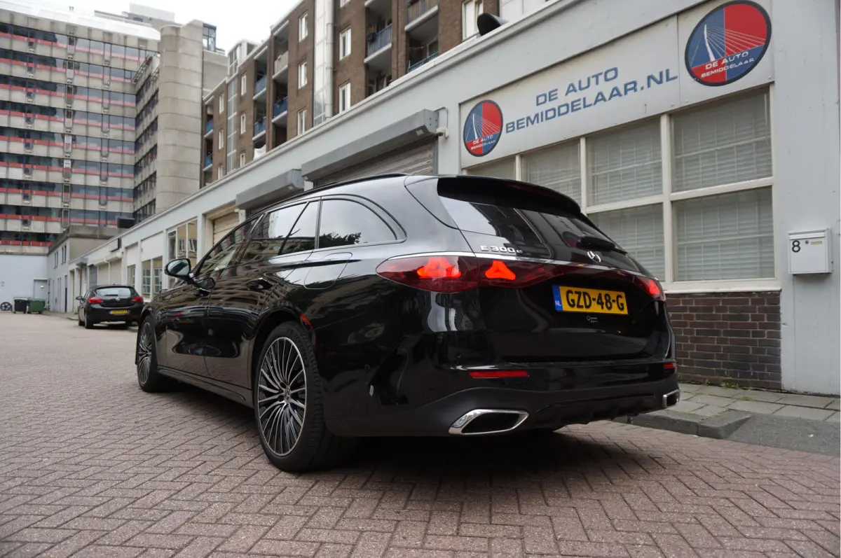 300 e AMG Line Premium Plus Airmatic | Hyperscreen | Trekhaak | Pano | Adaptive + Lane | Memory Stoelmassage + Koeling + Verwarming | NL auto |