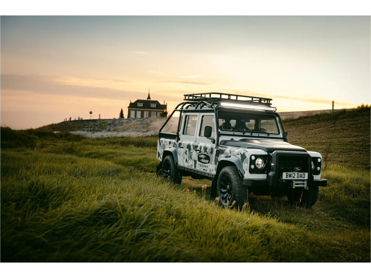 TROPHY 2 Works V8 1of4 | 1 of 4 LHD Defender Trophy 2 Crew Cab | WARN |