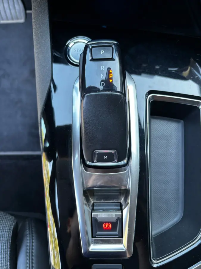 1.2 PureTech Allure CARPLAY|NWE DISTRIBUTIERIEM|LEDER|PDC|KEYLESS|NAVI|NWE APK