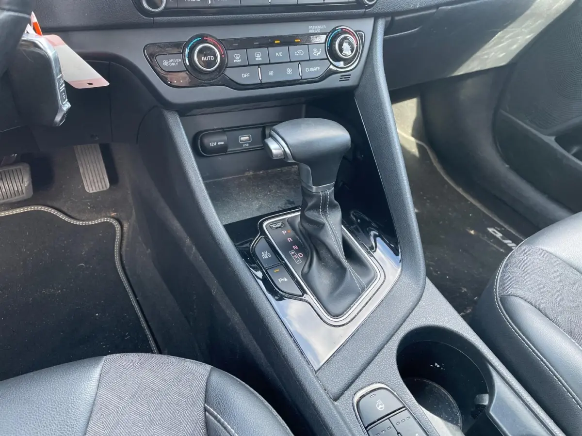 1.6 GDi PHEV DynamicLine | Climate control | Adaptive cruise control | Stoel + stuur verwarming