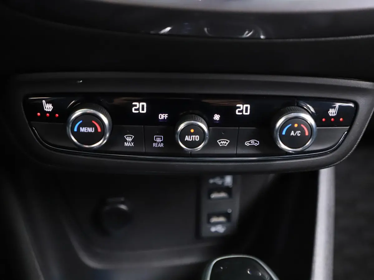1.2T 130pk Automaat Ultimate Trekhaak/Alcantara/ 4S.Banden/Winterpakket/Camera/Nav/Keyless