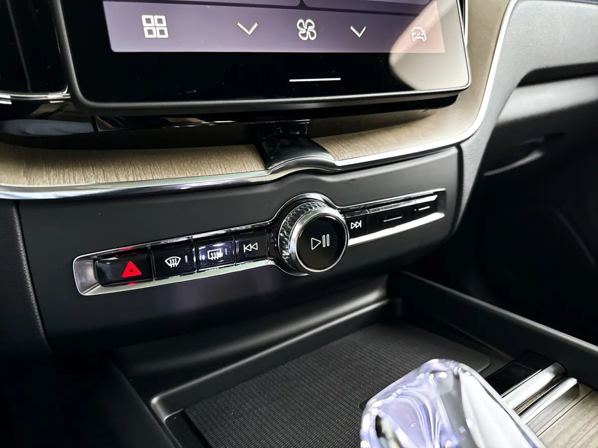 T6 Plug-in hybrid AWD Ultra Dark | SOH 100% | Panoramadak | 360° camera | Luchtvering | Head-up display | Luchtvering | Stoel- en stuurverwarming | Trekhaak