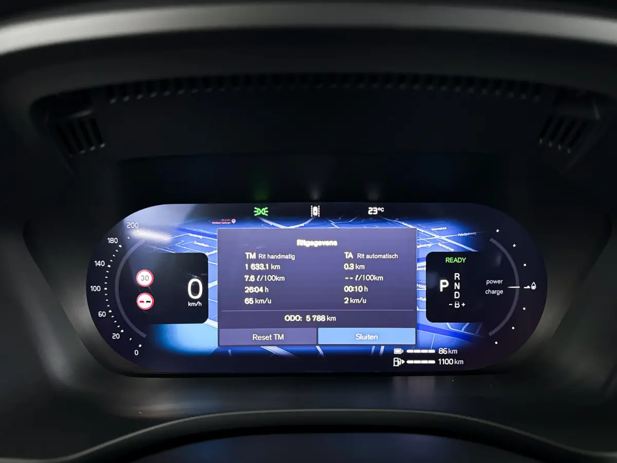 T6 Plug-in hybrid AWD Ultra Dark | SOH 100% | Panoramadak | 360° camera | Luchtvering | Head-up display | Luchtvering | Stoel- en stuurverwarming | Trekhaak