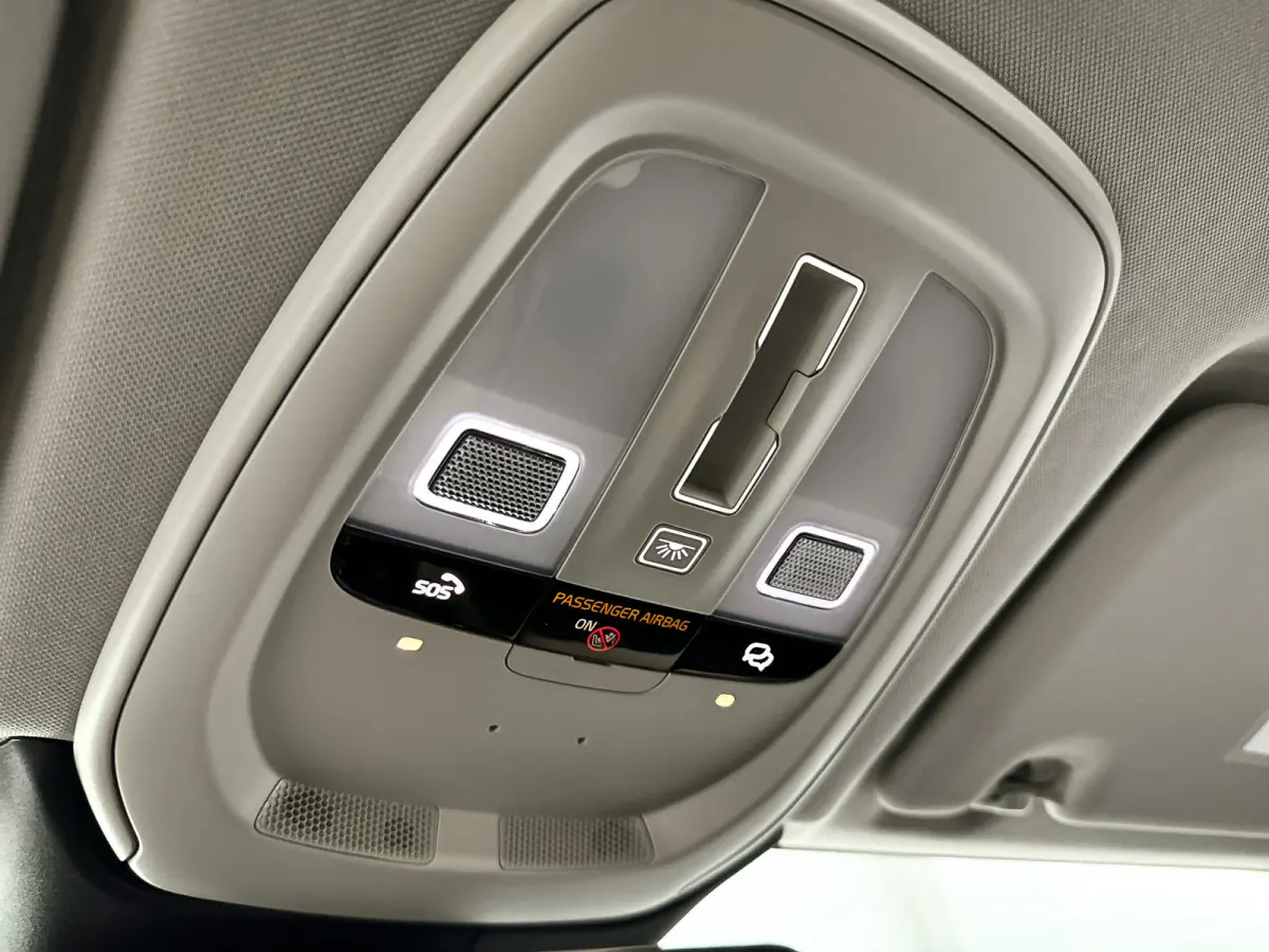 T6 Plug-in hybrid AWD Ultra Dark | SOH 100% | Panoramadak | 360° camera | Luchtvering | Head-up display | Luchtvering | Stoel- en stuurverwarming | Trekhaak