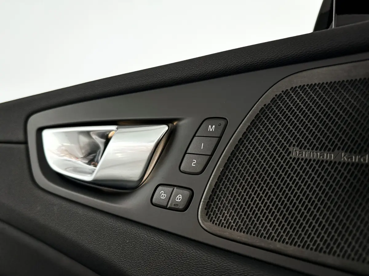 T6 Plug-in hybrid AWD Ultra Dark | SOH 100% | Panoramadak | 360° camera | Luchtvering | Head-up display | Luchtvering | Stoel- en stuurverwarming | Trekhaak