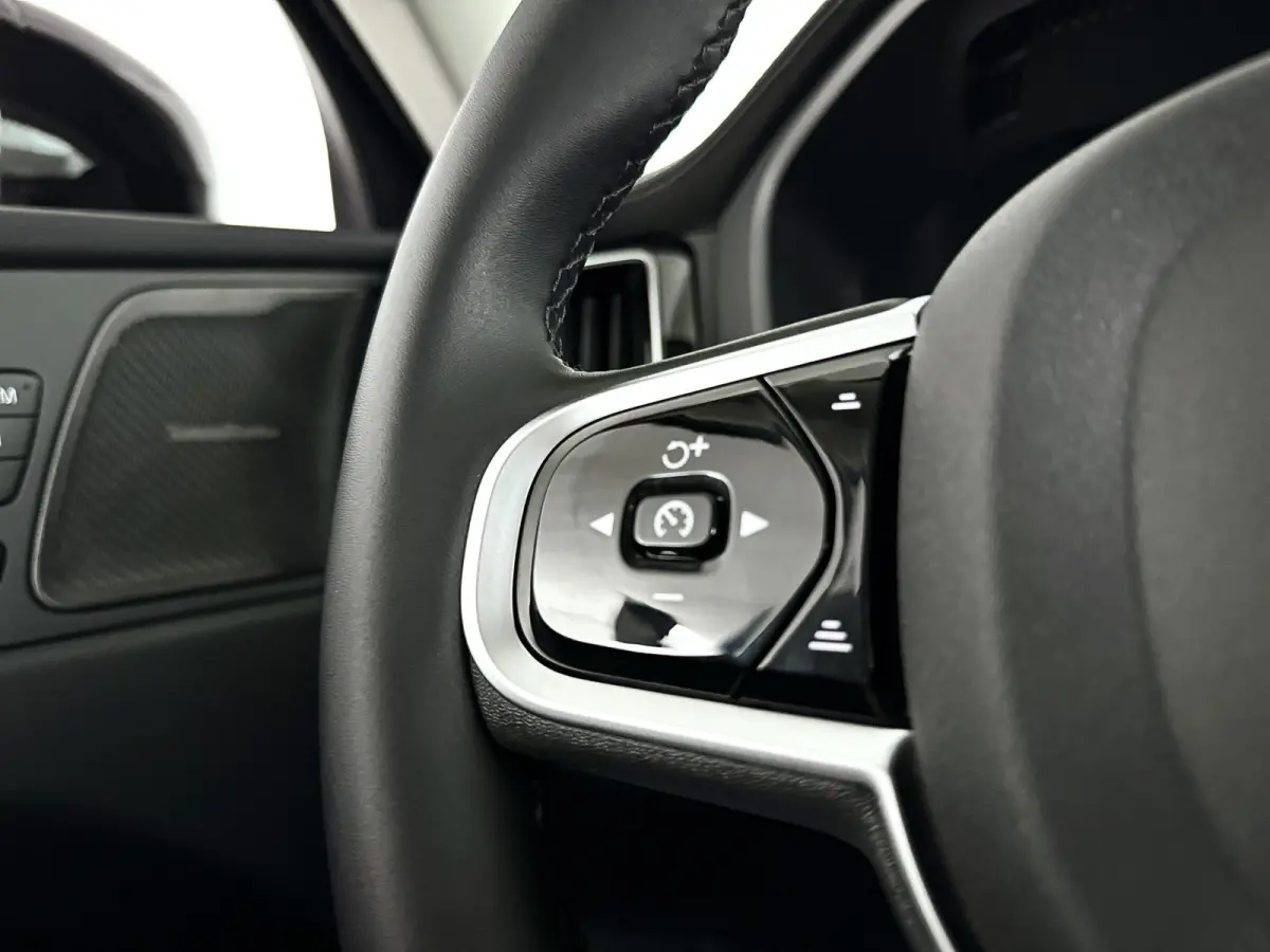 T6 Plug-in hybrid AWD Ultra Dark | SOH 100% | Panoramadak | 360° camera | Luchtvering | Head-up display | Luchtvering | Stoel- en stuurverwarming | Trekhaak
