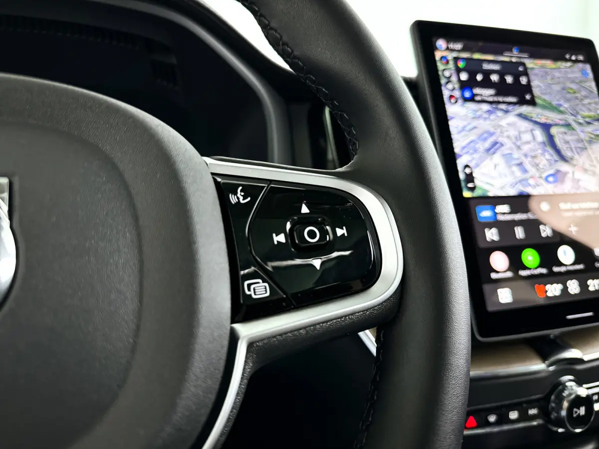 T6 Plug-in hybrid AWD Ultra Dark | SOH 100% | Panoramadak | 360° camera | Luchtvering | Head-up display | Luchtvering | Stoel- en stuurverwarming | Trekhaak