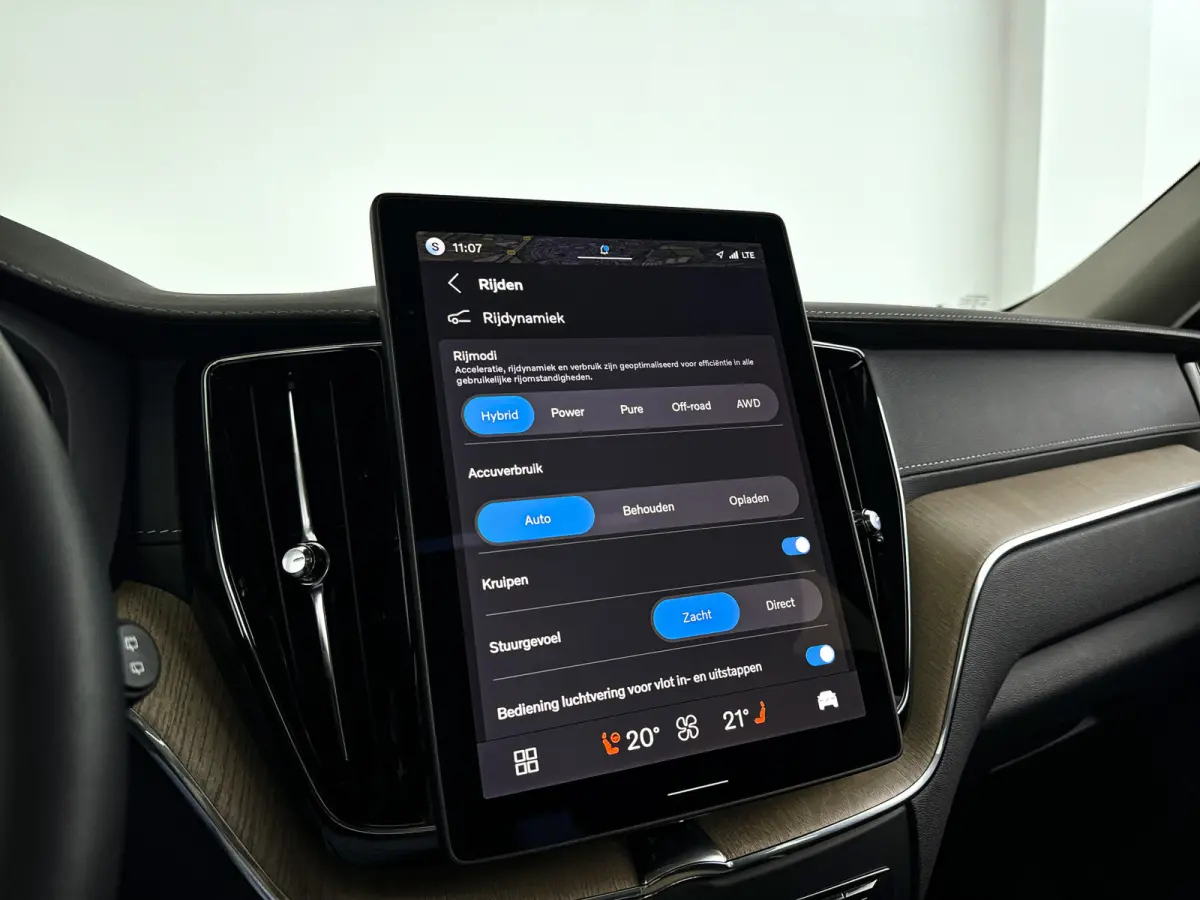 T6 Plug-in hybrid AWD Ultra Dark | SOH 100% | Panoramadak | 360° camera | Luchtvering | Head-up display | Luchtvering | Stoel- en stuurverwarming | Trekhaak