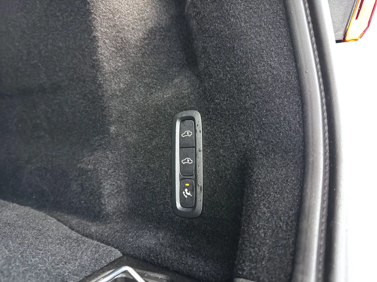 T6 Plug-in hybrid AWD Ultra Dark | SOH 100% | Panoramadak | 360° camera | Luchtvering | Head-up display | Luchtvering | Stoel- en stuurverwarming | Trekhaak