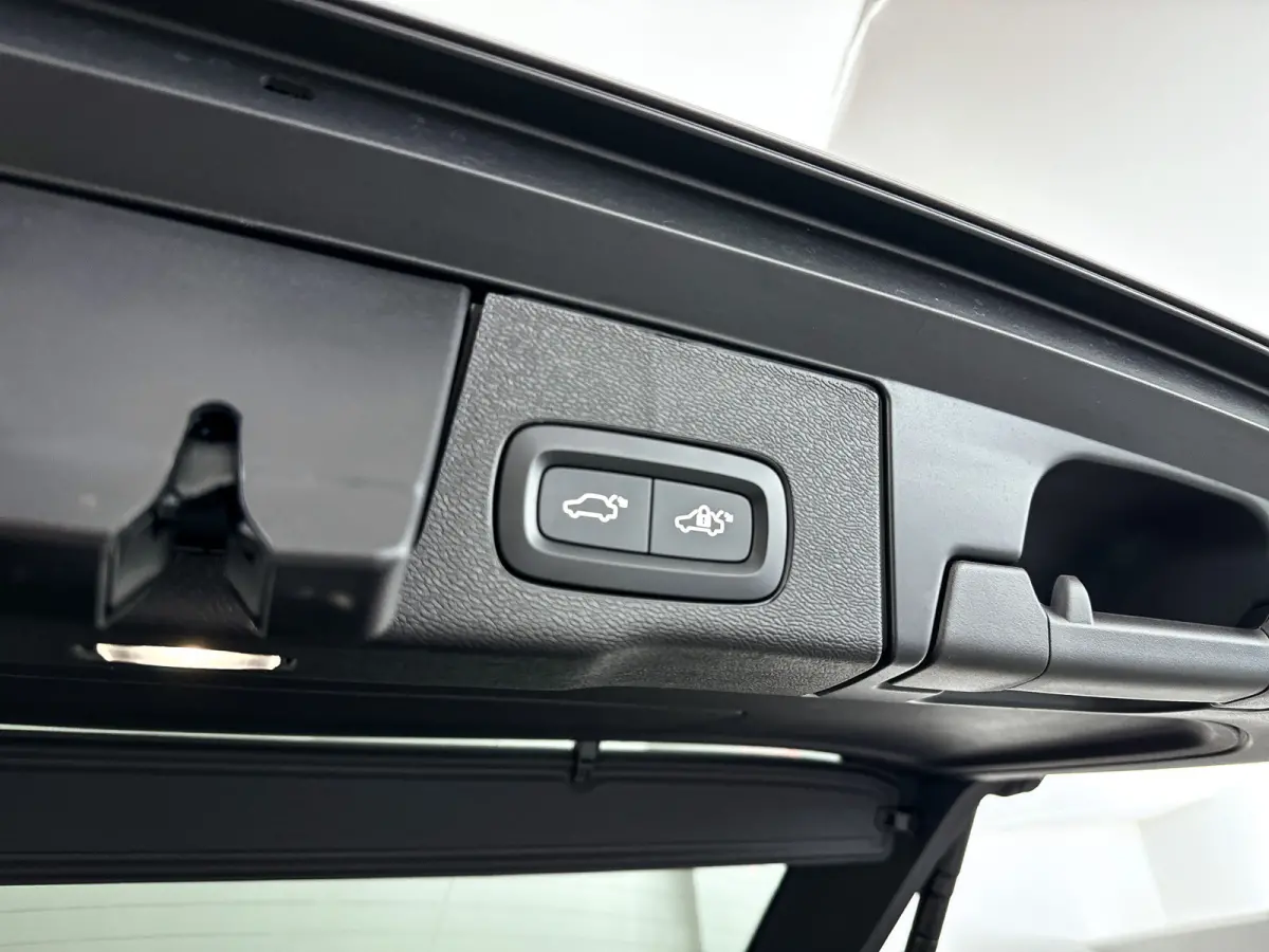 T6 Plug-in hybrid AWD Ultra Dark | SOH 100% | Panoramadak | 360° camera | Luchtvering | Head-up display | Luchtvering | Stoel- en stuurverwarming | Trekhaak