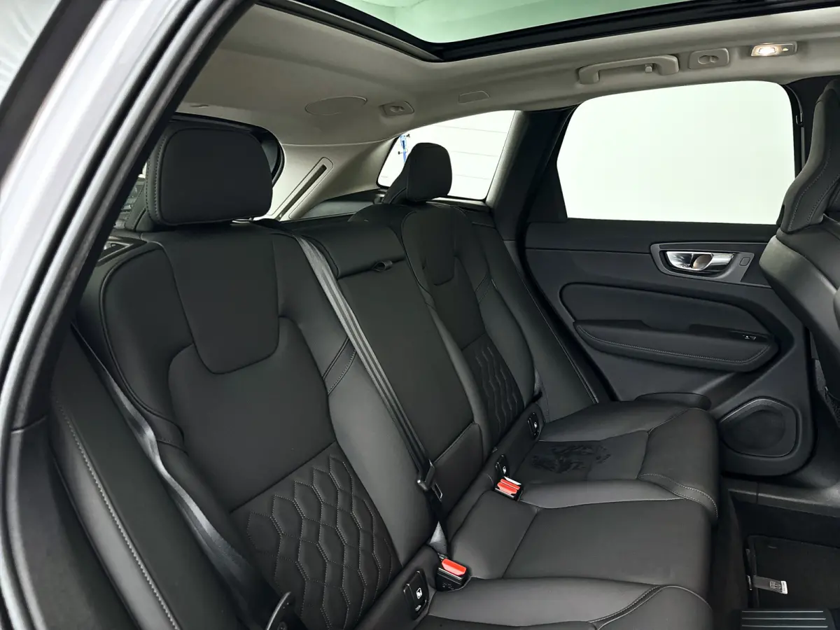 T6 Plug-in hybrid AWD Ultra Dark | SOH 100% | Panoramadak | 360° camera | Luchtvering | Head-up display | Luchtvering | Stoel- en stuurverwarming | Trekhaak