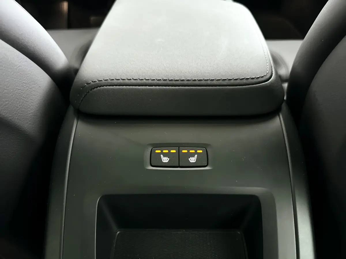 T6 Plug-in hybrid AWD Ultra Dark | SOH 100% | Panoramadak | 360° camera | Luchtvering | Head-up display | Luchtvering | Stoel- en stuurverwarming | Trekhaak