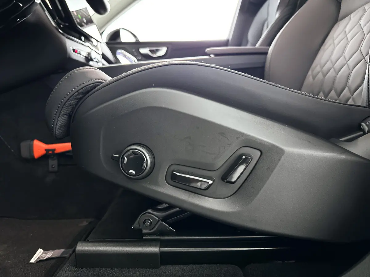 T6 Plug-in hybrid AWD Ultra Dark | SOH 100% | Panoramadak | 360° camera | Luchtvering | Head-up display | Luchtvering | Stoel- en stuurverwarming | Trekhaak