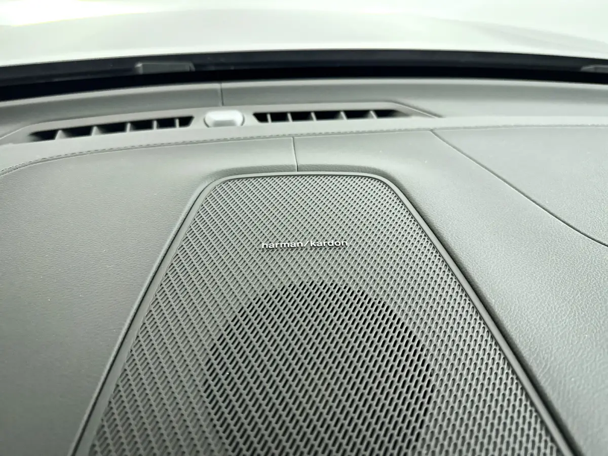 T6 Plug-in hybrid AWD Ultra Dark | SOH 100% | Panoramadak | 360° camera | Luchtvering | Head-up display | Luchtvering | Stoel- en stuurverwarming | Trekhaak