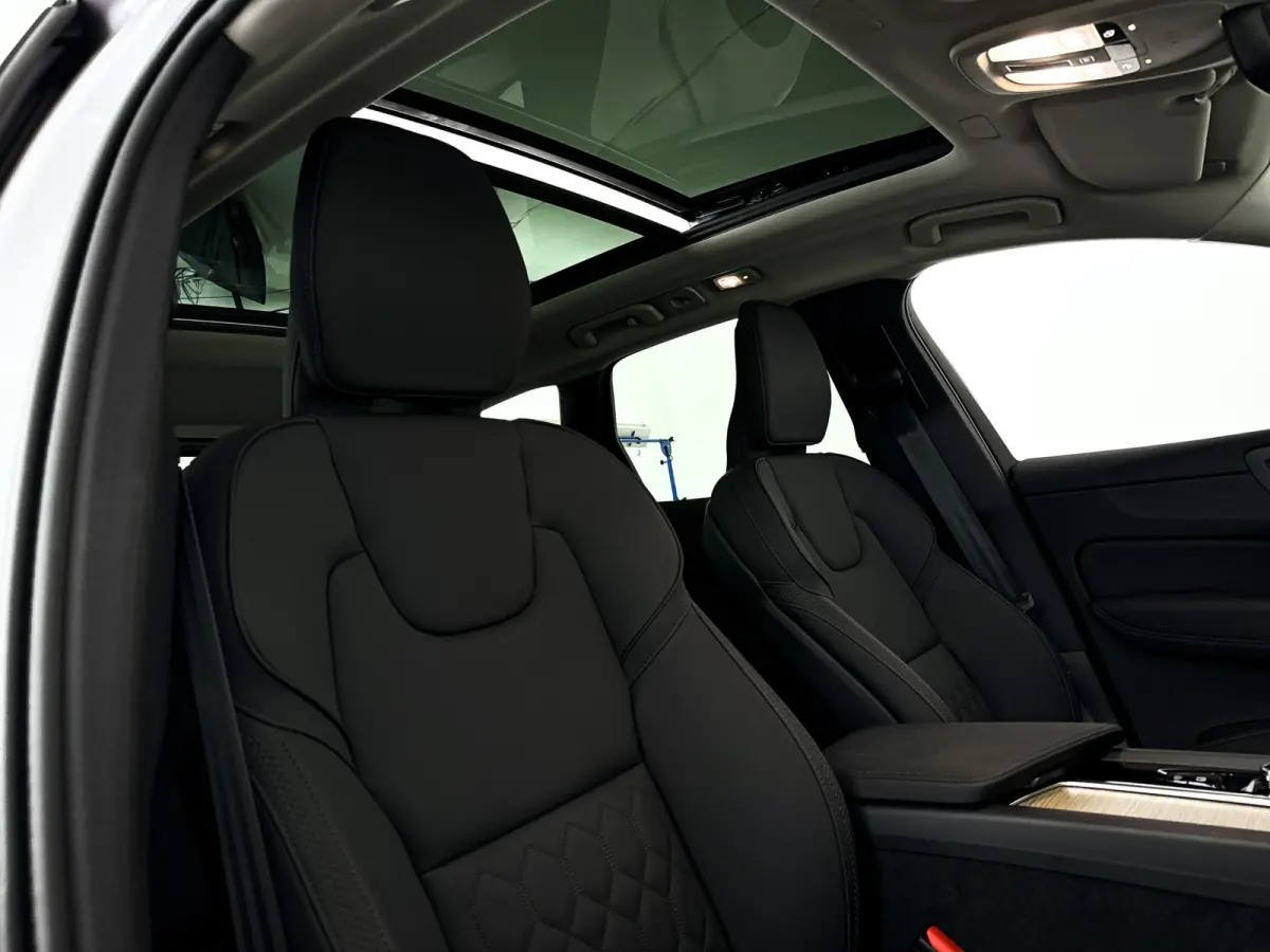 T6 Plug-in hybrid AWD Ultra Dark | SOH 100% | Panoramadak | 360° camera | Luchtvering | Head-up display | Luchtvering | Stoel- en stuurverwarming | Trekhaak