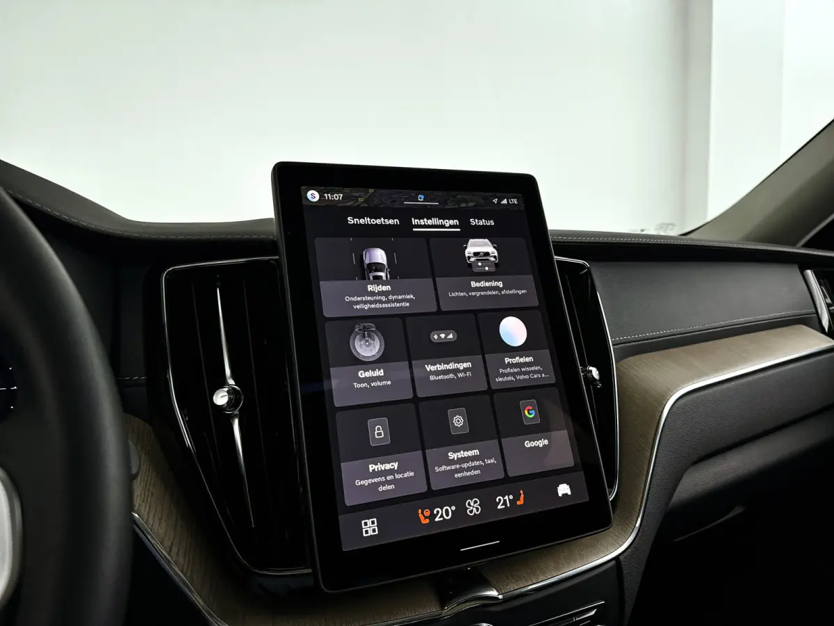 T6 Plug-in hybrid AWD Ultra Dark | SOH 100% | Panoramadak | 360° camera | Luchtvering | Head-up display | Luchtvering | Stoel- en stuurverwarming | Trekhaak
