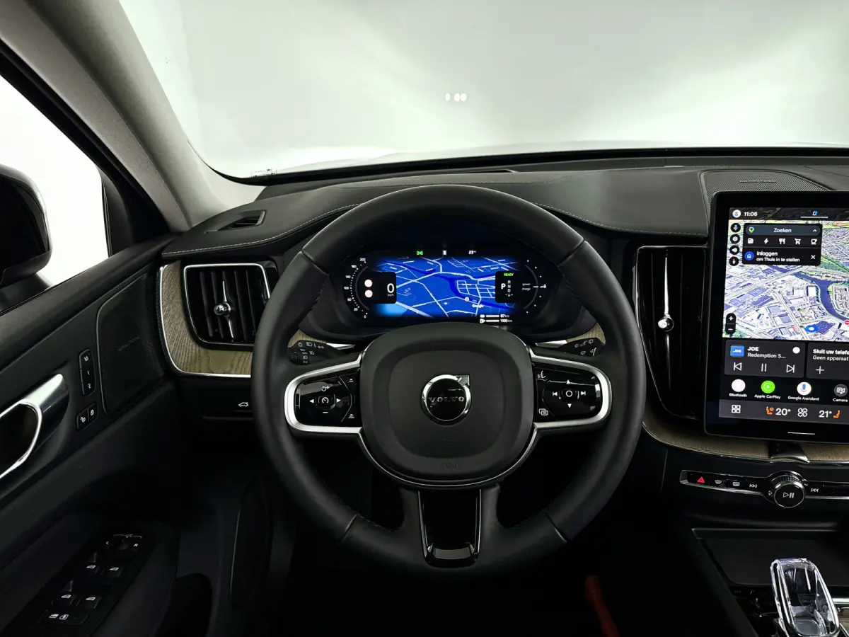 T6 Plug-in hybrid AWD Ultra Dark | SOH 100% | Panoramadak | 360° camera | Luchtvering | Head-up display | Luchtvering | Stoel- en stuurverwarming | Trekhaak