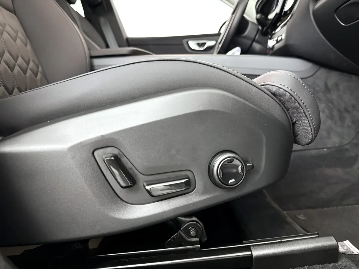 T6 Plug-in hybrid AWD Ultra Dark | SOH 100% | Panoramadak | 360° camera | Luchtvering | Head-up display | Luchtvering | Stoel- en stuurverwarming | Trekhaak