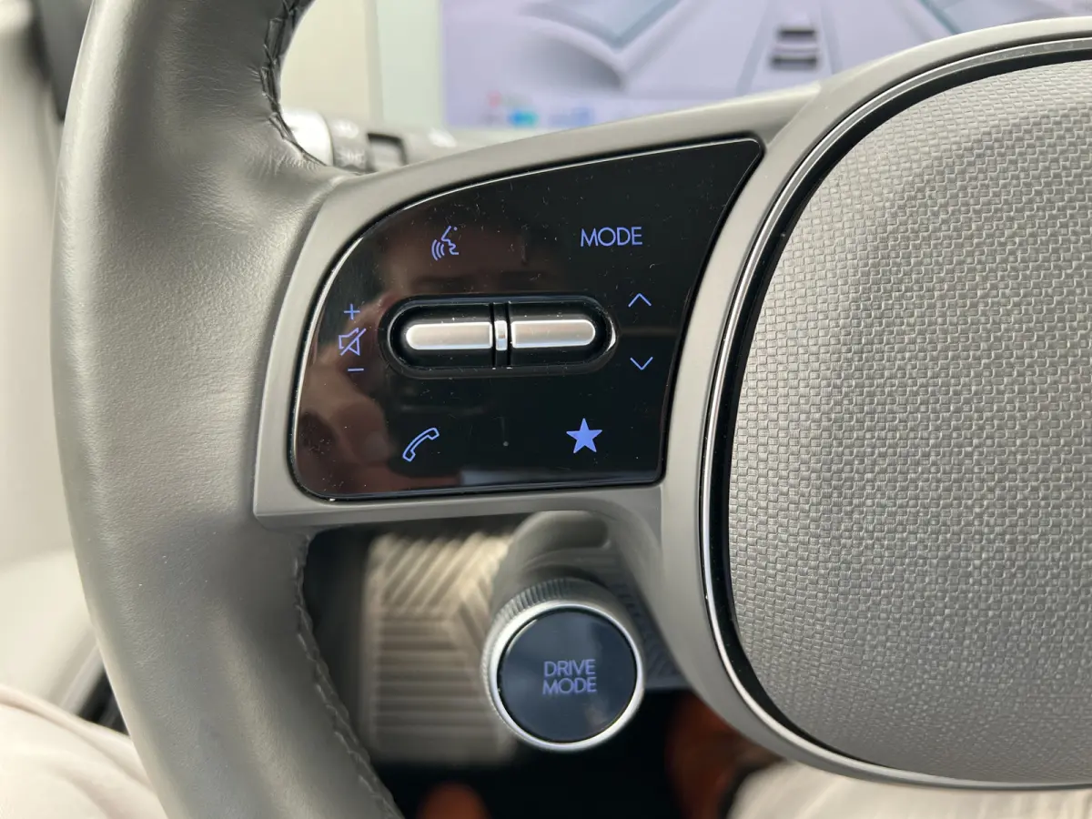 Lounge AWD 73kWh 305pk | SOH 100% | Carplay | Adaptive cruise controle | 360 graden camera | Elektrische achterklep | Dodehoek detectie | Bestuurdersstoel met geheugen | Head-up display | 20