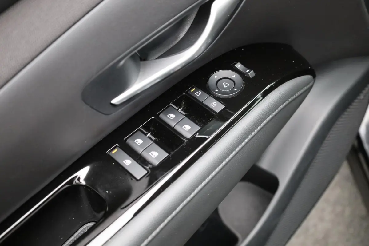 1.6 T-GDI PHEV Premium | Achterbank in delen neerklapbaar | Achterruitverwarming | Achteruitrij assistent | Leder | Stoelverwarming & Stoelventilatie | Elektrische achterklep | Elektr. stoel