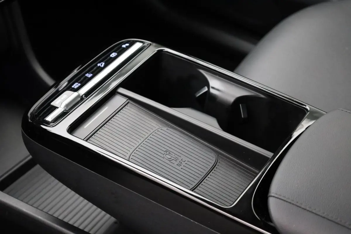 1.6 T-GDI PHEV Premium | Achterbank in delen neerklapbaar | Achterruitverwarming | Achteruitrij assistent | Leder | Stoelverwarming & Stoelventilatie | Elektrische achterklep | Elektr. stoel