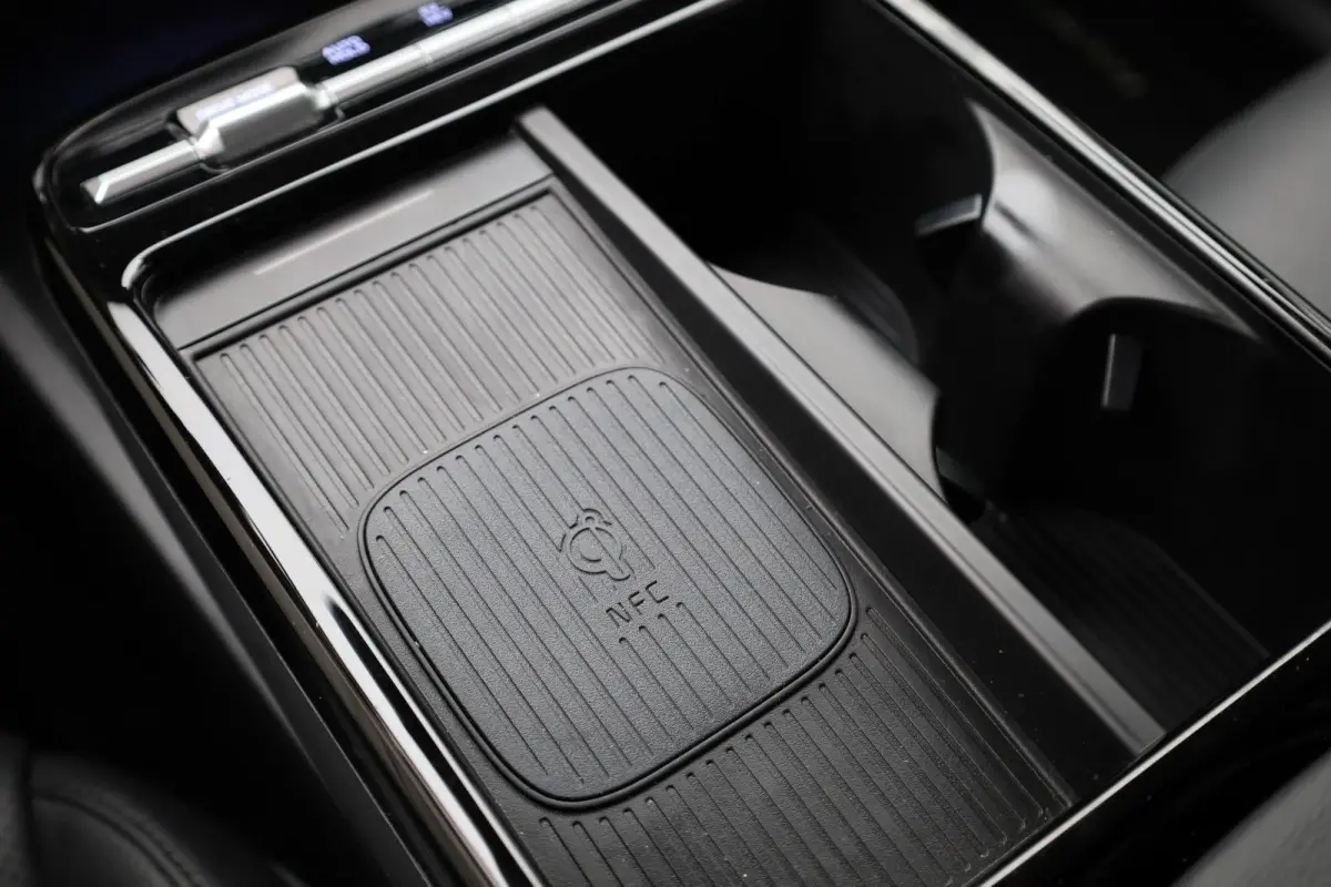 1.6 T-GDI PHEV Premium | Achterbank in delen neerklapbaar | Achterruitverwarming | Achteruitrij assistent | Leder | Stoelverwarming & Stoelventilatie | Elektrische achterklep | Elektr. stoel
