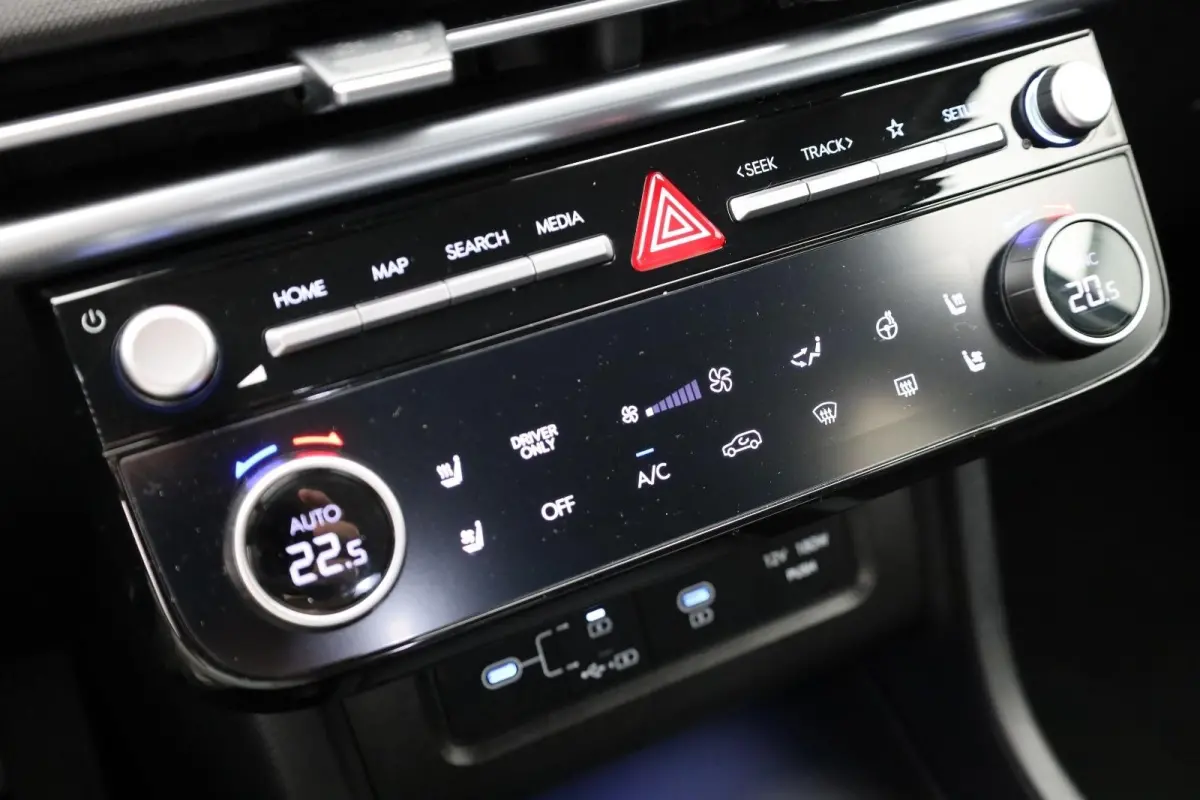 1.6 T-GDI PHEV Premium | Achterbank in delen neerklapbaar | Achterruitverwarming | Achteruitrij assistent | Leder | Stoelverwarming & Stoelventilatie | Elektrische achterklep | Elektr. stoel