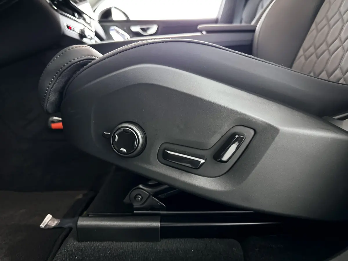 T6 Plug-in hybrid AWD Ultra Dark | Panoramadak | 360° camera | Head-up display | Luchtvering | Harman Kardon | Stoel- en stuurverwarming | Trekhaak