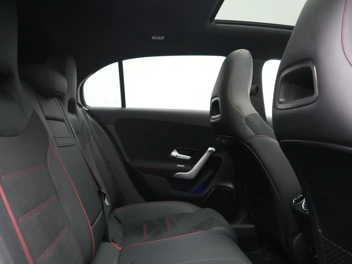 250 e AMG Line PHEV 218pk FACELIFT Dealer O.H. | Panodak | Multi Beam LED | Camera | Alcantara Sportstoelen Verwarmd | Keyless | Sfeerverlichting | Apple Carplay | Cruise Control | Navigatie