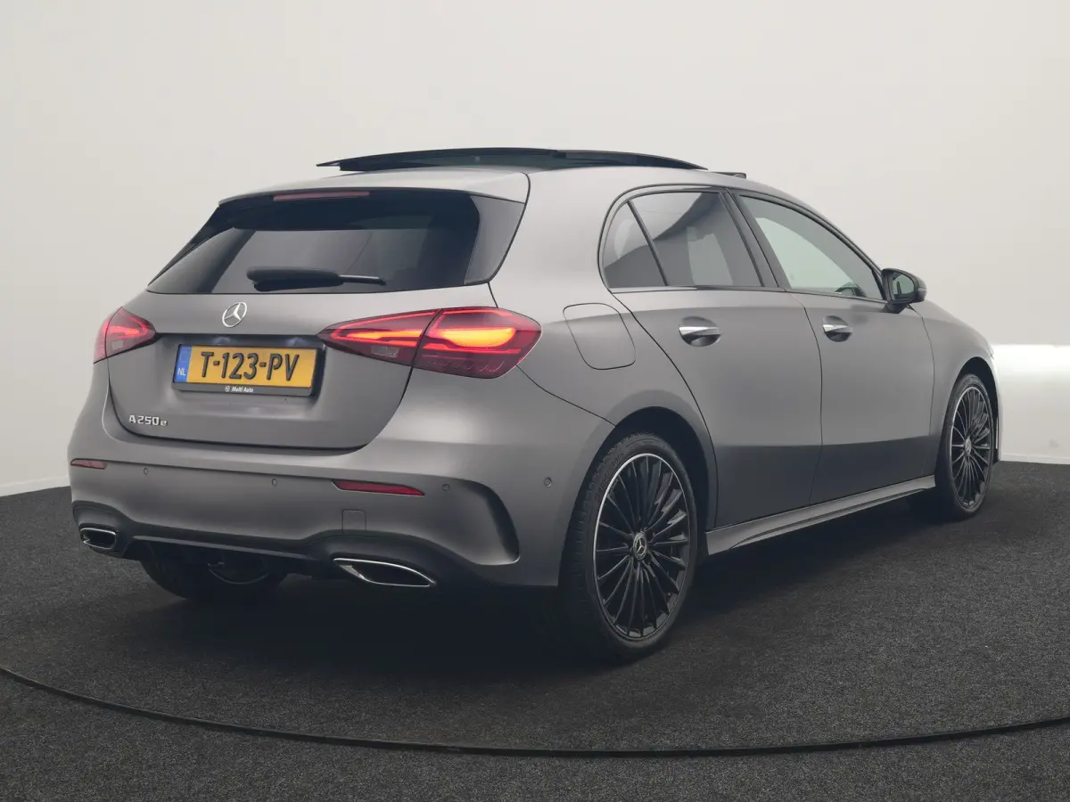 250 e AMG Line PHEV 218pk FACELIFT Dealer O.H. | Panodak | Multi Beam LED | Camera | Alcantara Sportstoelen Verwarmd | Keyless | Sfeerverlichting | Apple Carplay | Cruise Control | Navigatie