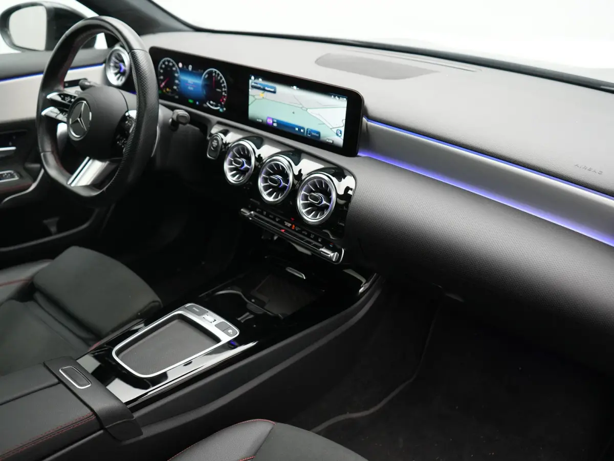 250 e AMG Line PHEV 218pk FACELIFT Dealer O.H. | Panodak | Multi Beam LED | Camera | Alcantara Sportstoelen Verwarmd | Keyless | Sfeerverlichting | Apple Carplay | Cruise Control | Navigatie