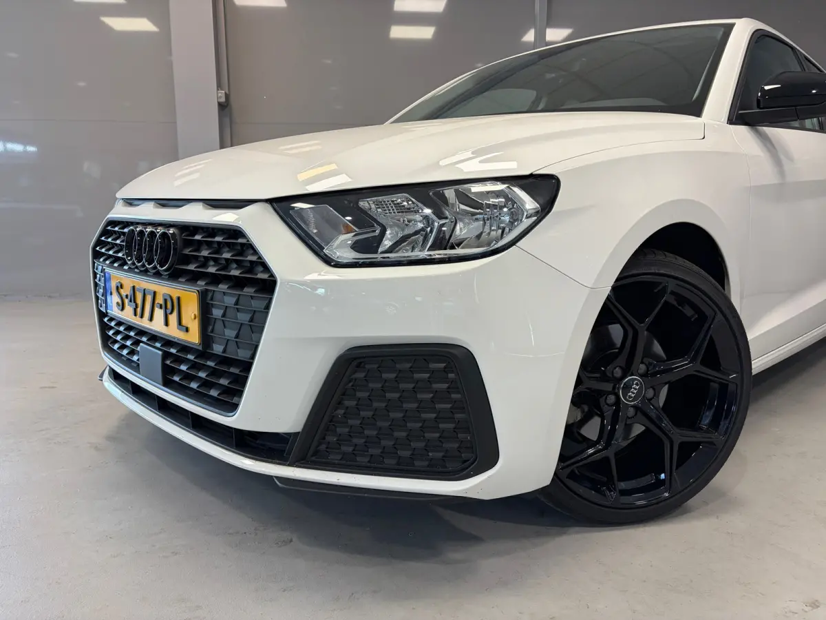 Pro Line 30TFSi 110pk | 18" Zwarte lichtmetalen velgen | Carplay | Donker getint glas | Cruise control |