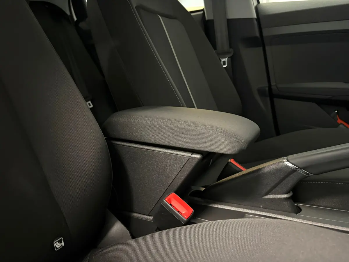 Pro Line 30TFSi 110pk | 18" Zwarte lichtmetalen velgen | Carplay | Donker getint glas | Cruise control |