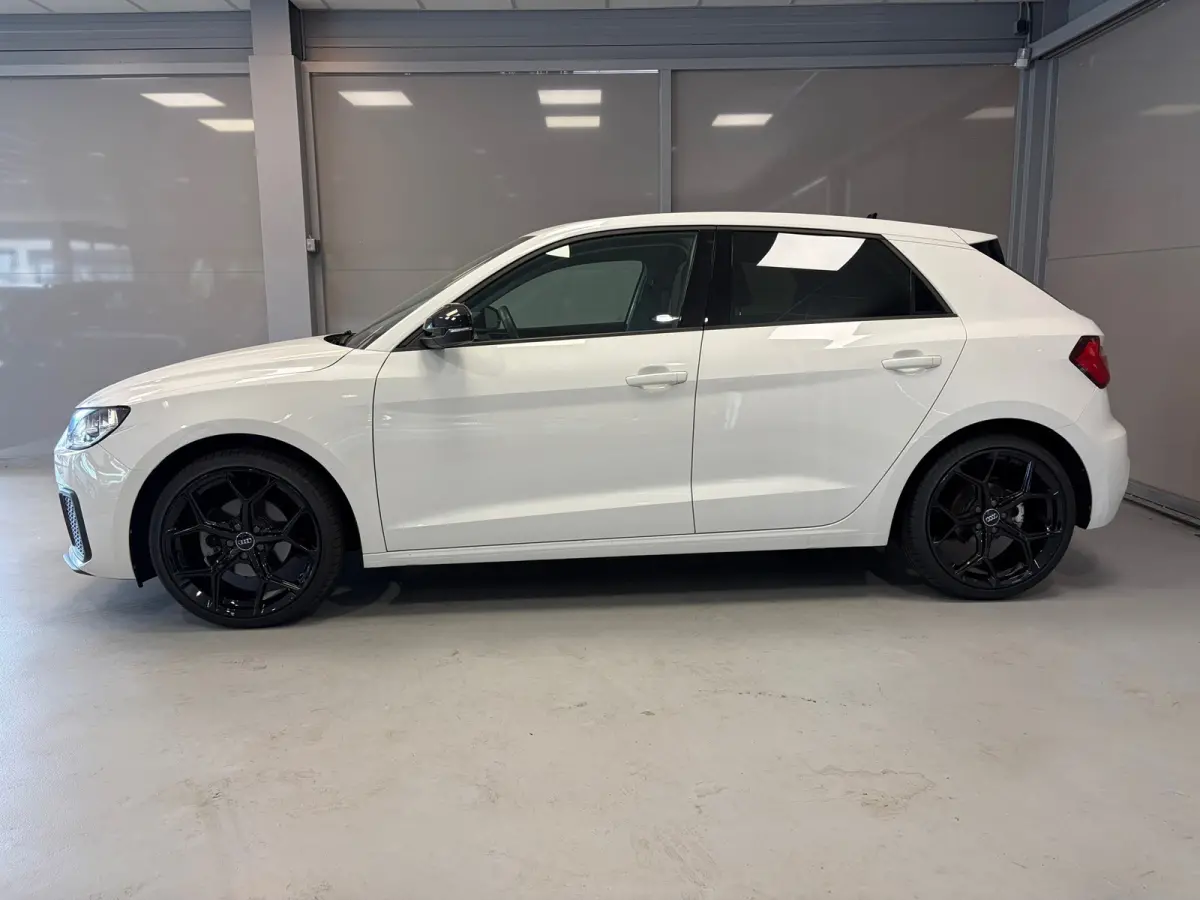 Pro Line 30TFSi 110pk | 18" Zwarte lichtmetalen velgen | Carplay | Donker getint glas | Cruise control |