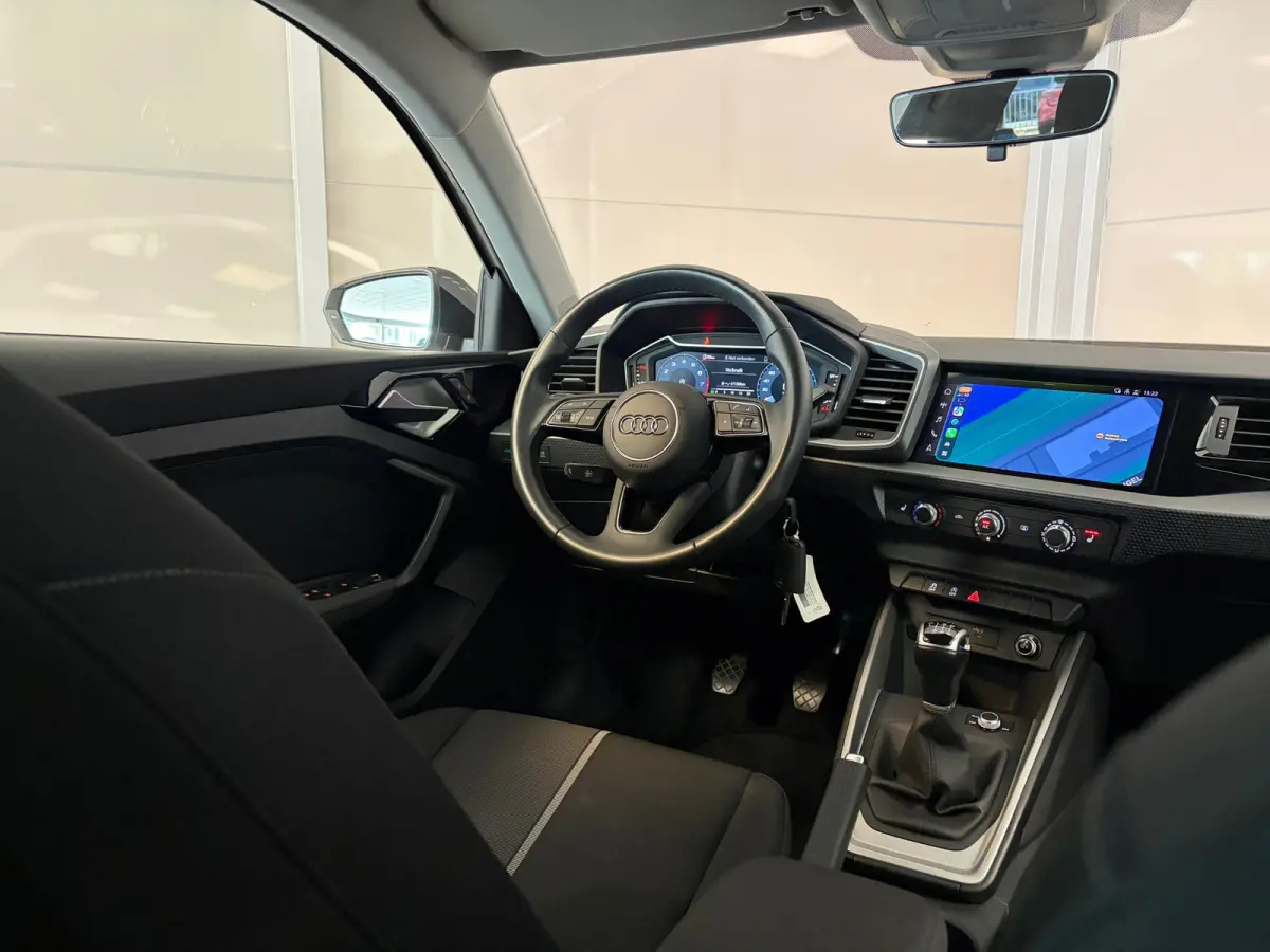 Pro Line 30TFSi 110pk | 18" Zwarte lichtmetalen velgen | Carplay | Donker getint glas | Cruise control |