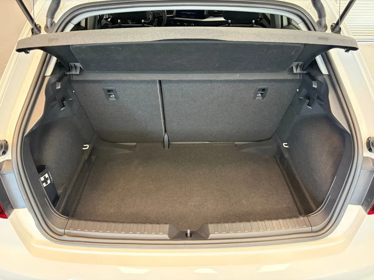 Pro Line 30TFSi 110pk | 18" Zwarte lichtmetalen velgen | Carplay | Donker getint glas | Cruise control |