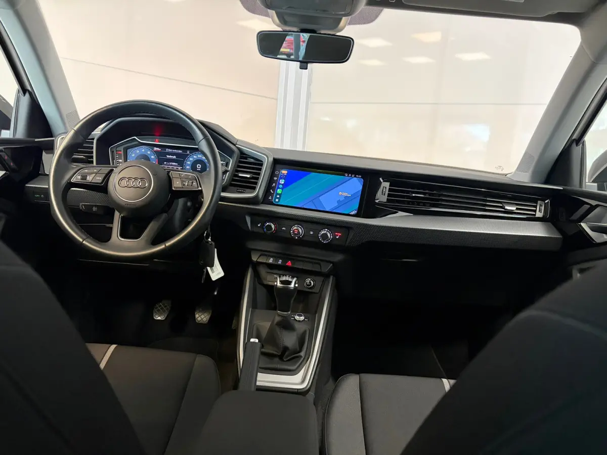 Pro Line 30TFSi 110pk | 18" Zwarte lichtmetalen velgen | Carplay | Donker getint glas | Cruise control |