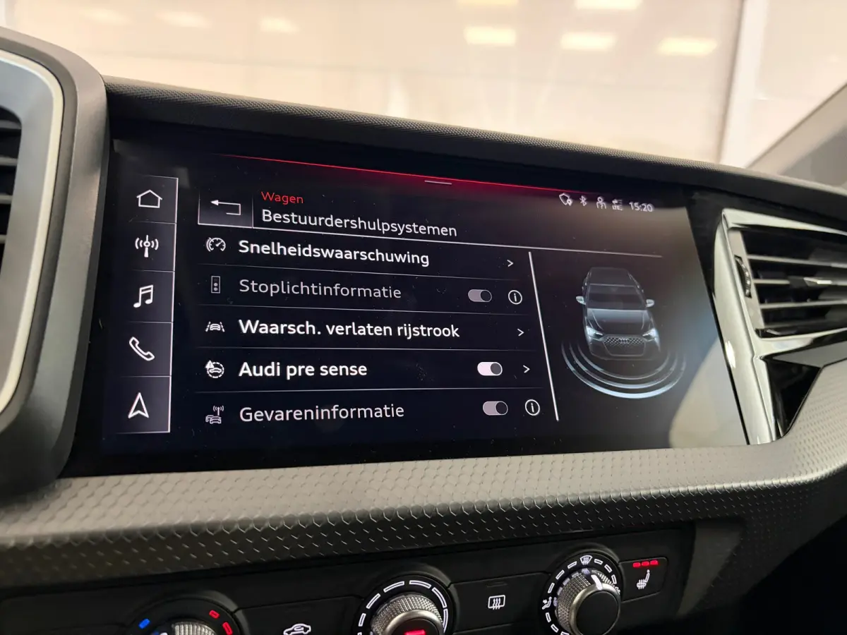 Pro Line 30TFSi 110pk | 18" Zwarte lichtmetalen velgen | Carplay | Donker getint glas | Cruise control |