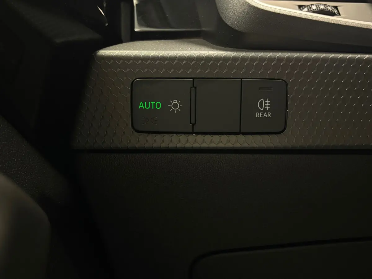 Pro Line 30TFSi 110pk | 18" Zwarte lichtmetalen velgen | Carplay | Donker getint glas | Cruise control |