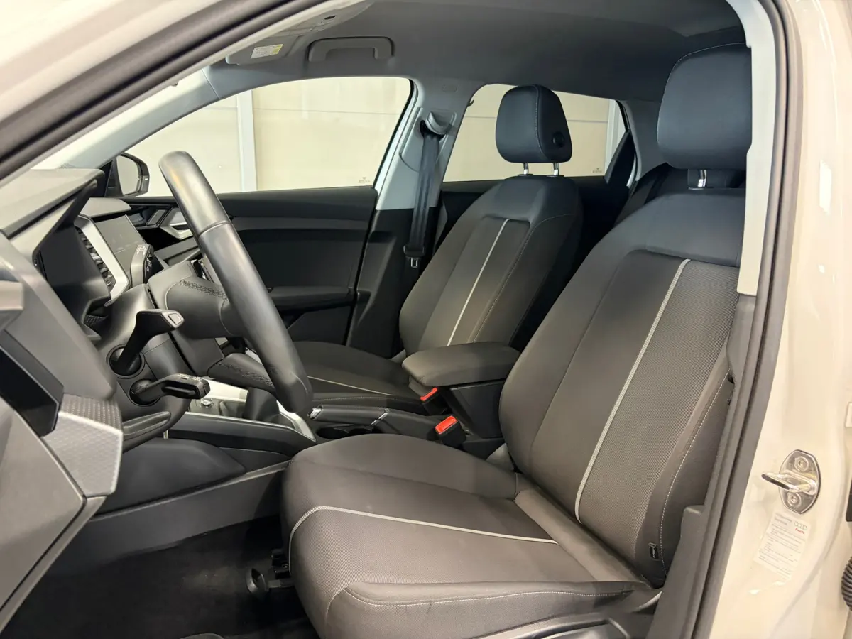 Pro Line 30TFSi 110pk | 18" Zwarte lichtmetalen velgen | Carplay | Donker getint glas | Cruise control |